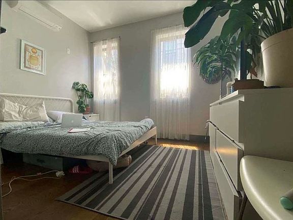 2nd image of 200 Scholes St