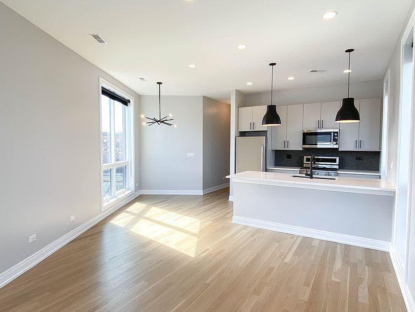 1st image of 1050 W Cornelia Ave #407