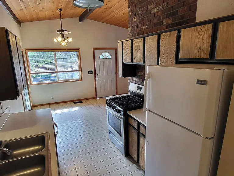 1322 NW Baltimore Ave — Photo 5