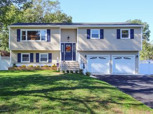8 Kim Ct, Middletown, NJ 07748