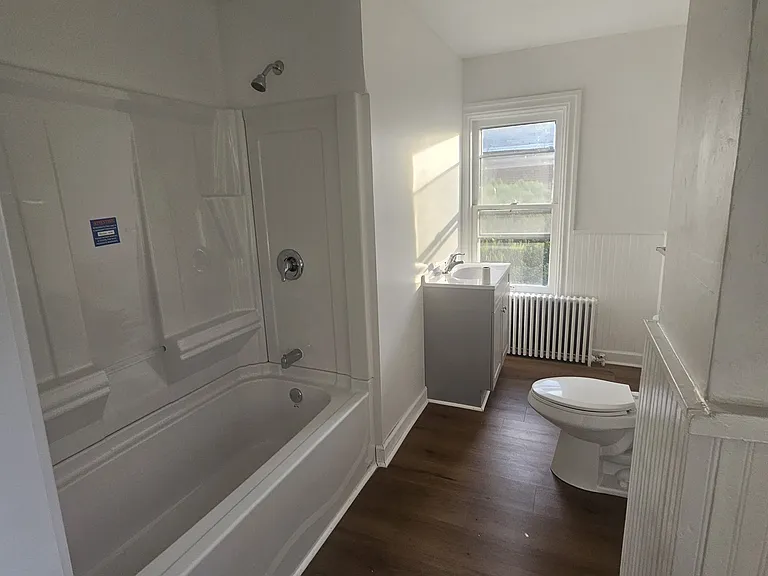 102 E York St — Photo 7