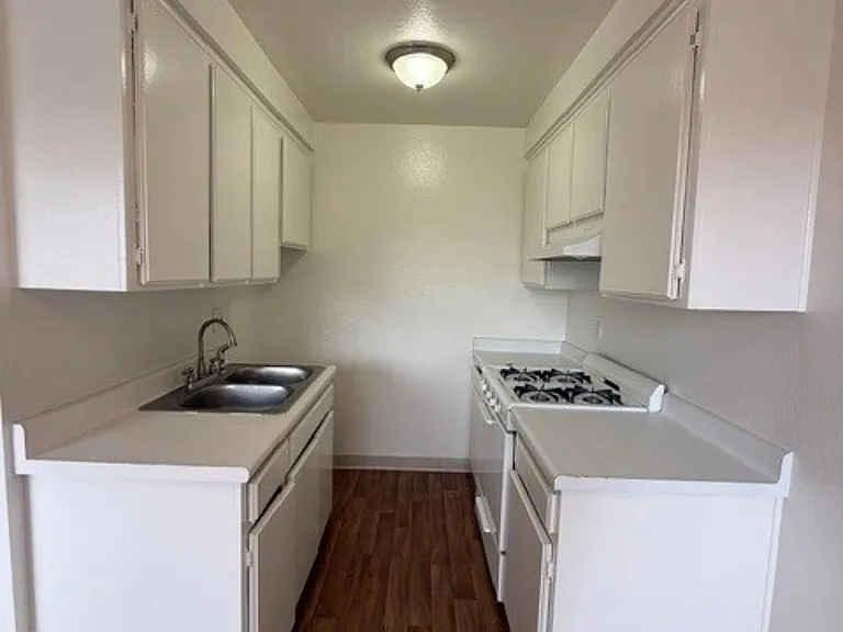 Marquis Apartments — Photo 20