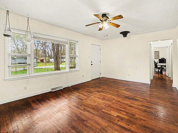 4th image of 2492 Wesley Ave