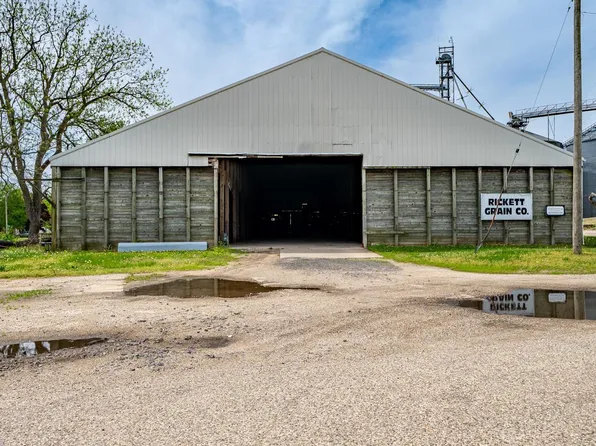 300 S Broadway St, Manito, IL 61546