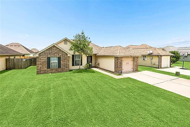 3 bed, 2.0 bath, 1442 sqft, $2,000 — Photo 2