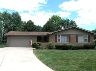 210 April Ln, North Aurora, IL 60542