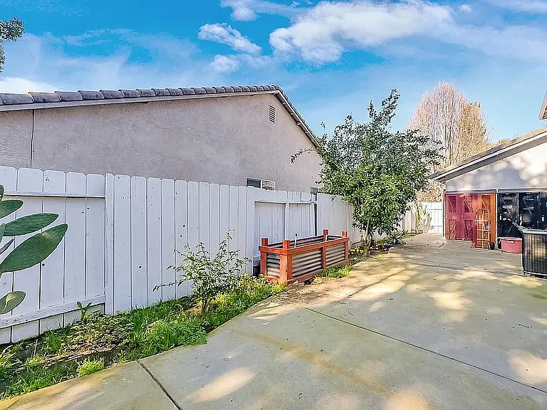 2052 Gold River Dr — Photo 7