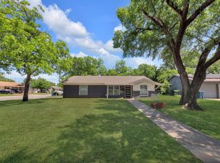 821 Lovers Ln, Grapevine, TX 76051