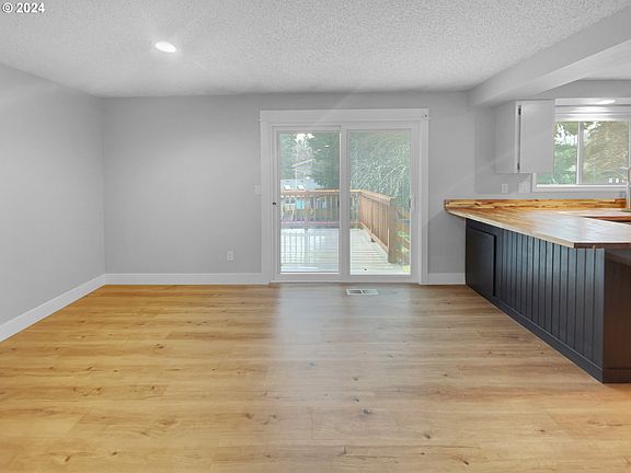 5th image of 1150 Douglas Dr