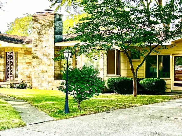 1224 W Laurel St, Whitewater, WI 53190