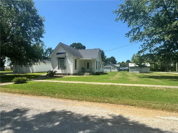 118 N Mulberry St, Adrian, MO 64720