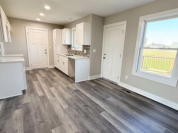 4th image of 913 Lewis Dr