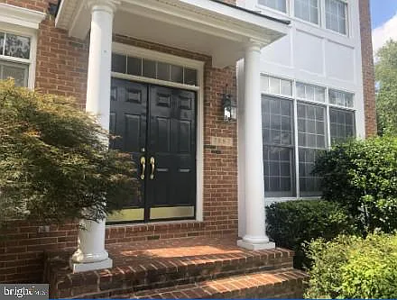 4 bed, 4.5 bath, 4296 sqft, $5,150 — Photo 3