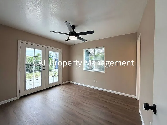 421 Michael Cir — Photo 12