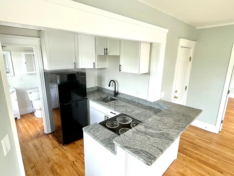 Kitchen & Entry