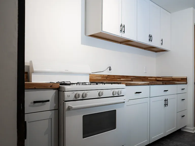 113 Maple Ter #1R — Photo 6