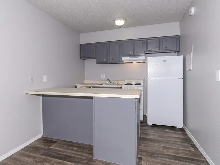 811 E Pecan St S — Photo 12