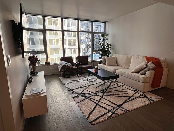 3rd image of 588 Bell St Unit 704S