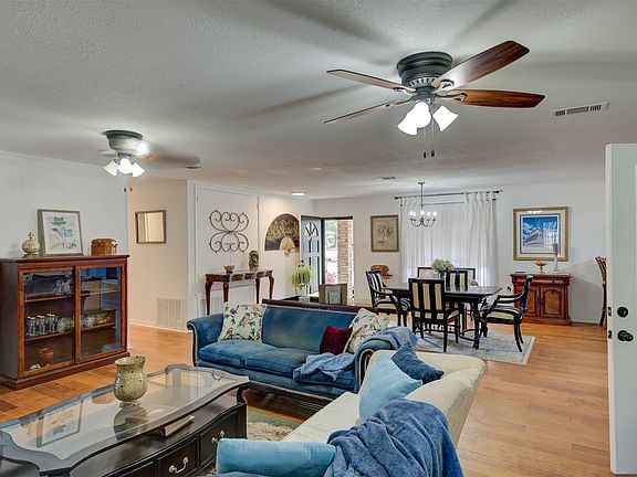 5th image of 306 S Tanglewood Dr