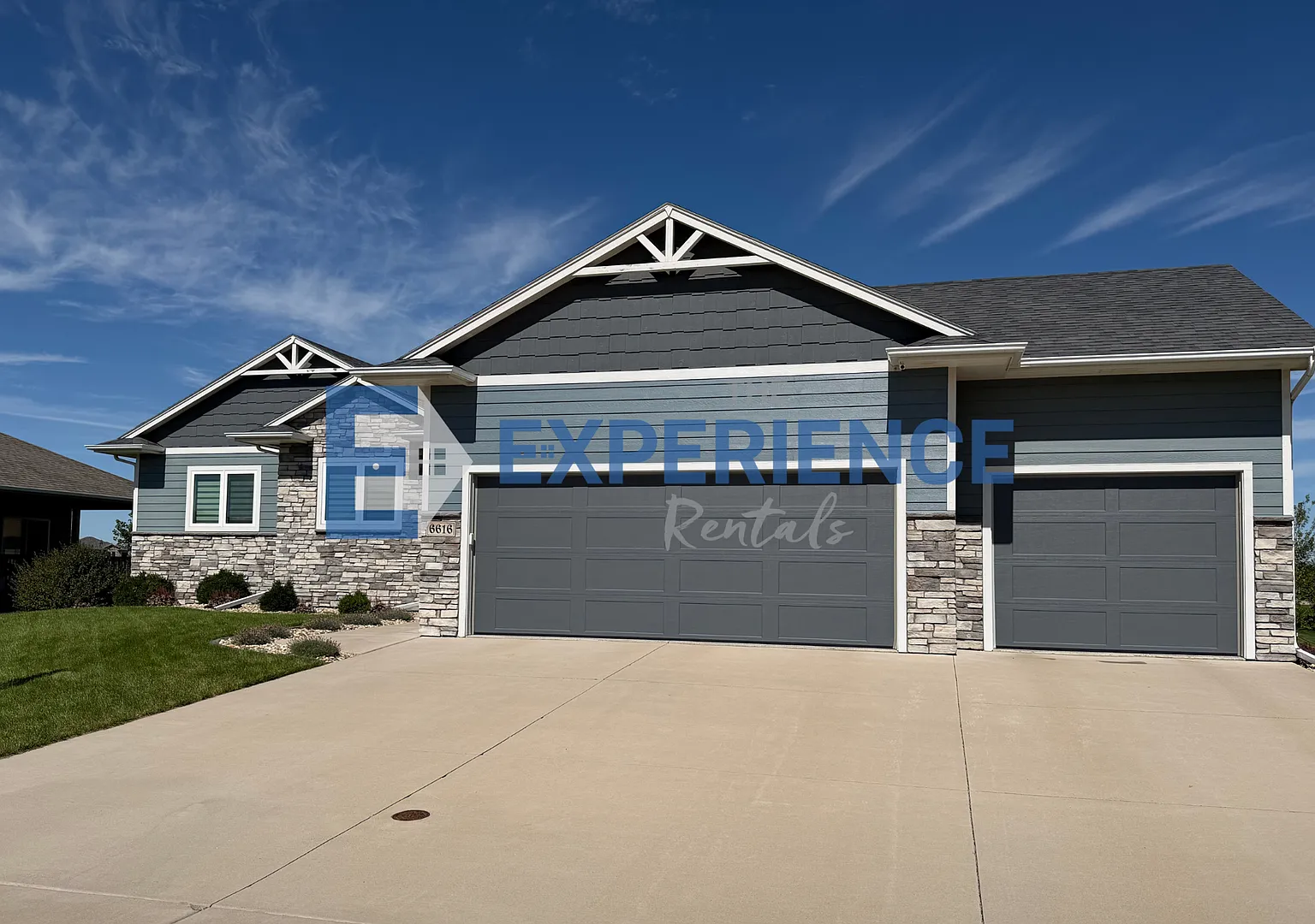Spacious 5-Bedroom Home with Private Theater & Wet Bar! — Photo 1