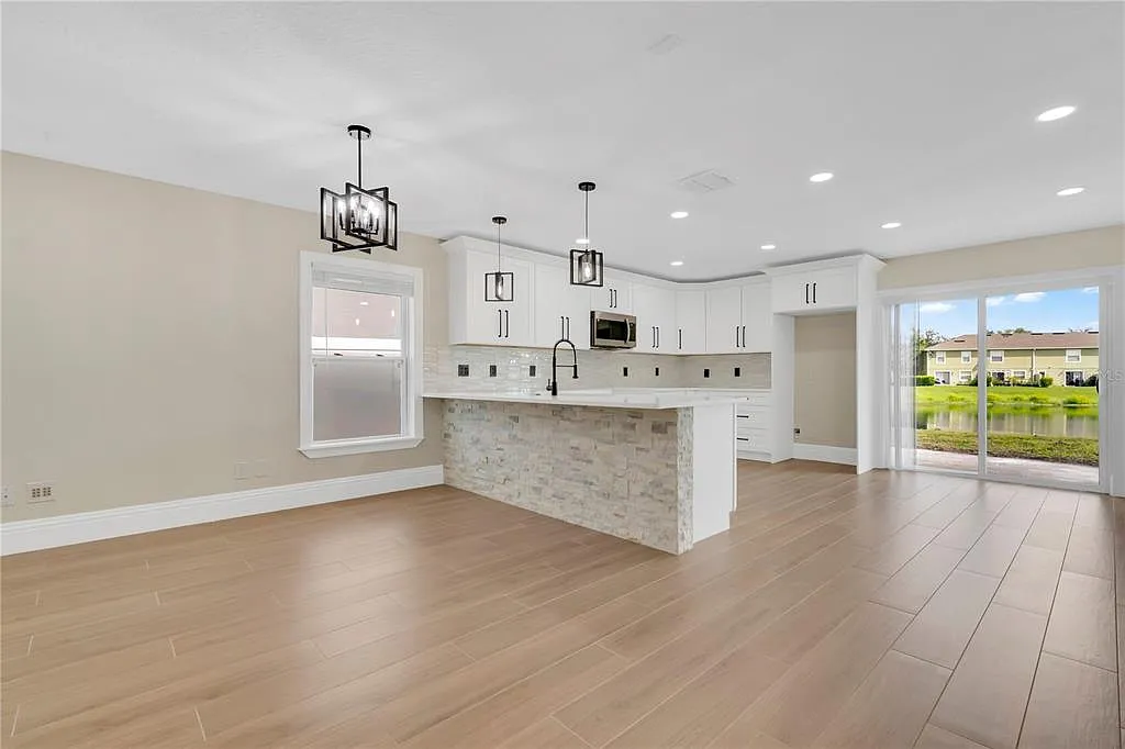 3 bed, 2.0 bath, 1692 sqft, $2,500 — Photo 3