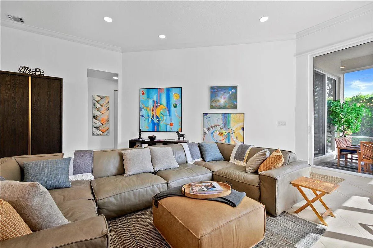 3 bed, 3.5 bath, 2411 sqft, $12,500 — Photo 2