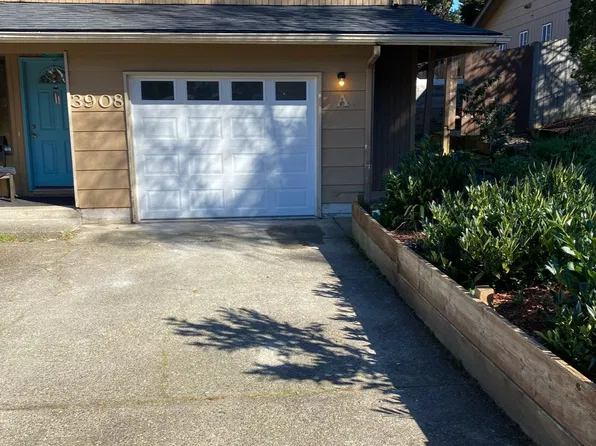3908 Edgewood Dr, North Bend, OR 97459