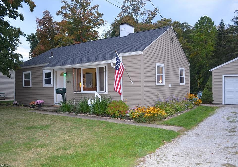 1st image of 1029 Oak St