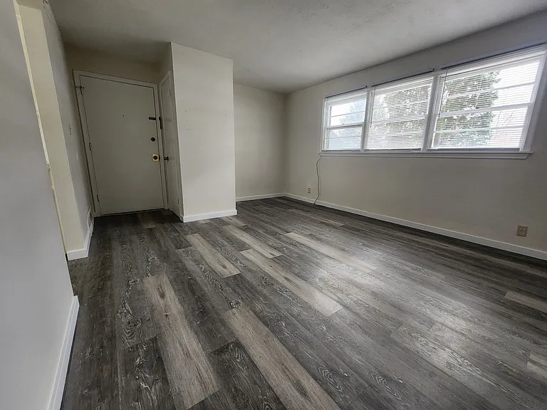 505 Wilshire Dr #7 — Photo 2