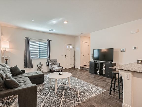 2nd image of 527 Clearsable Ave