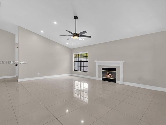 5th image of 1486 Hyde Park Dr