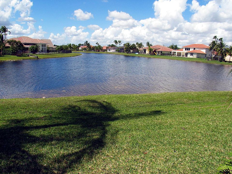 2nd image of 723 Crescent Way