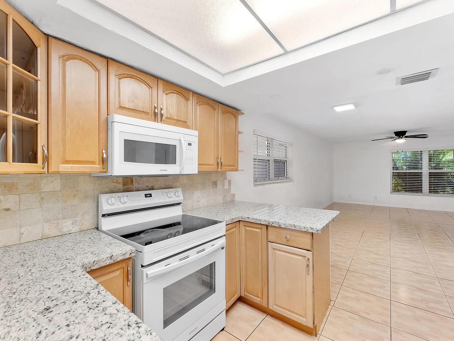 3 bed, 3.0 bath, 1428 sqft, $3,200 — Photo 4