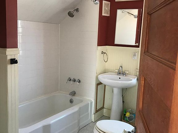 5th image of 212 W 31st St