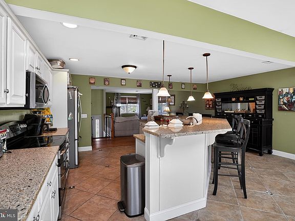 4th image of 4844 Pine Grove Cir