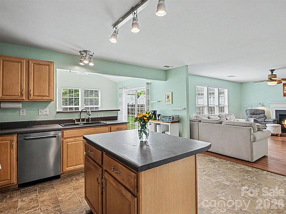 5th image of 156 Barrington Dr