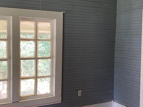 3rd image of 507 W Hinton Ave