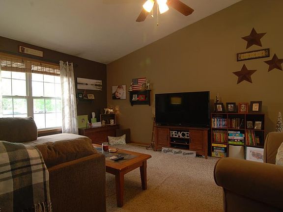 4th image of 216 Finch Dr