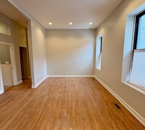 2nd image of 825 W Armitage Ave