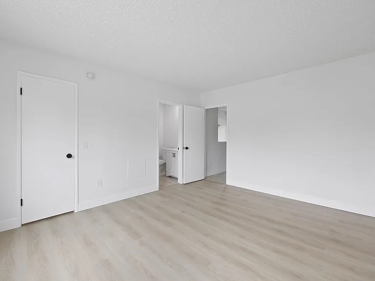 14700 Strathern St #17A — Photo 8
