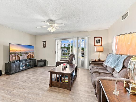 5th image of 2225 Clearwater Dr. #H