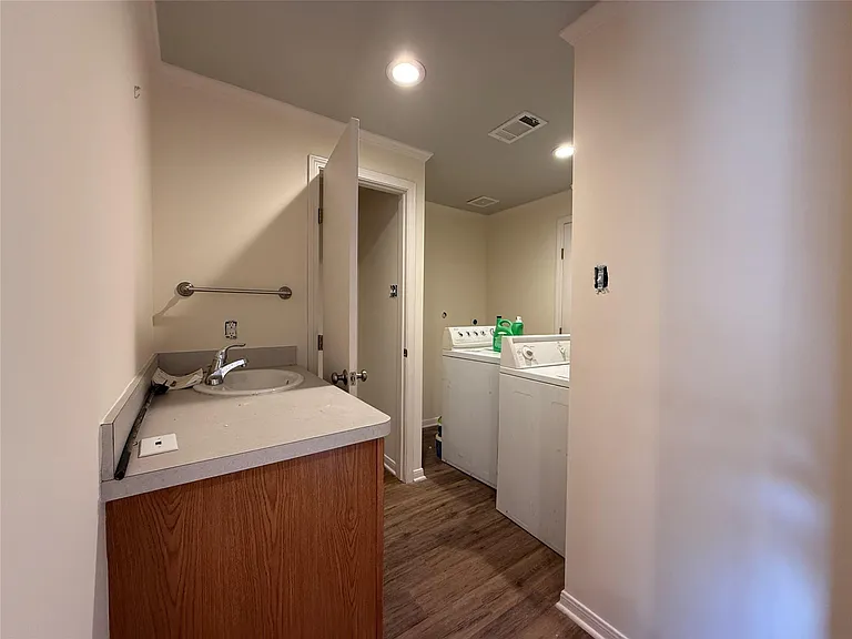 1011 Nadine St — Photo 27