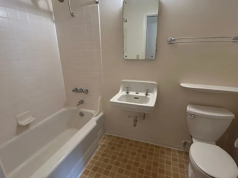 Montlake Apartments — Photo 10