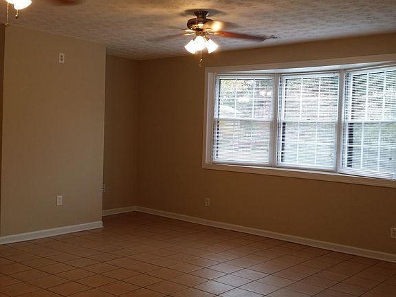 3rd image of 914 Curry Cir SE
