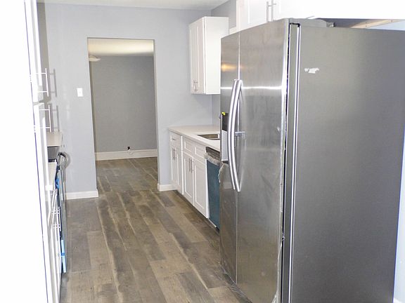 3rd image of 402 Sprucewood Ln