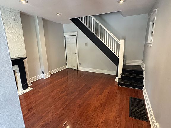 3rd image of 920 Woodbine Ave