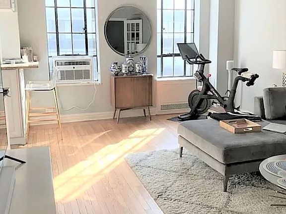 4th image of 333 W 56th St APT 6H