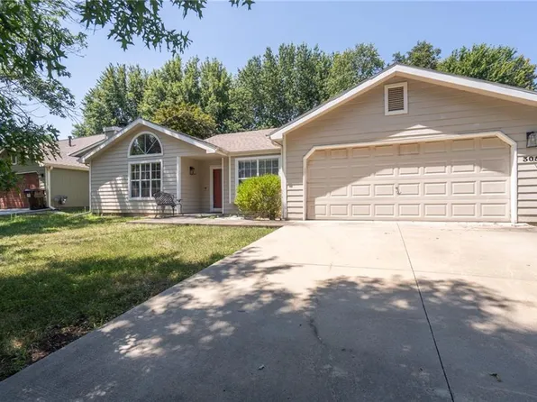 305 Stetson Cir, Lawrence, KS 66049