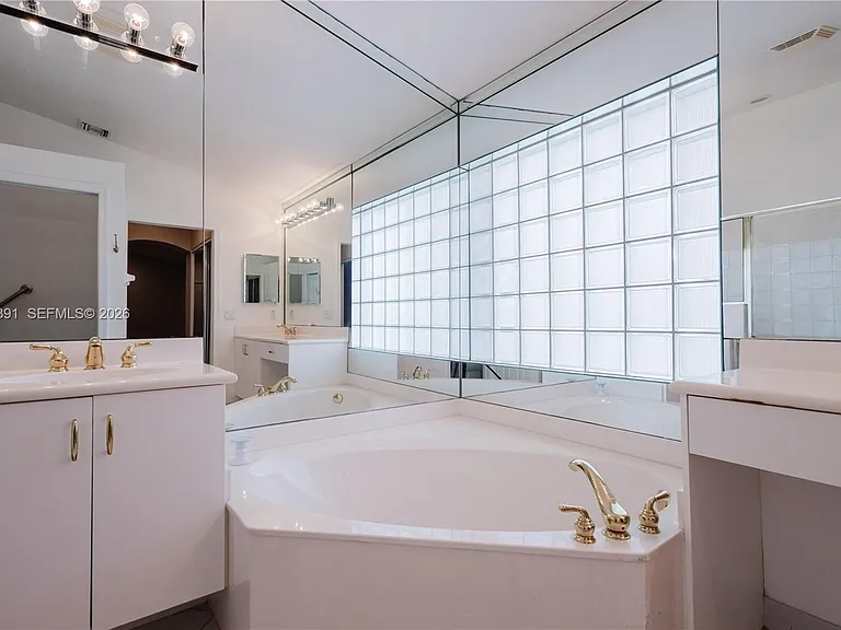 7577 Caprio Dr — Photo 16
