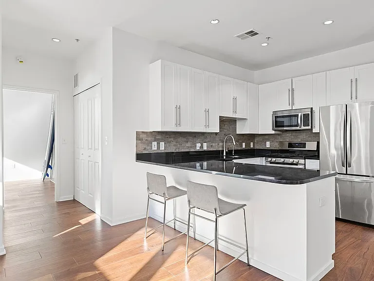 1100 Adams St #313 — Photo 2